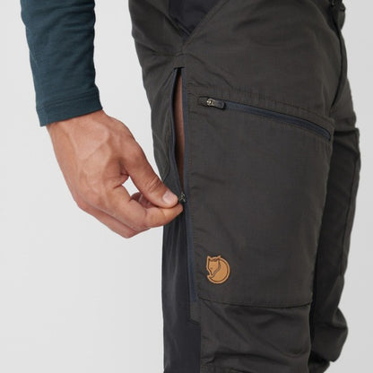 【小狐狸 Fjallraven】Abisko Lite Trekking Trousers 拼接彈性長褲 男 深橄欖 82890R 633